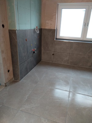 arbeiten-mit-großen-fliesen-badezimmer